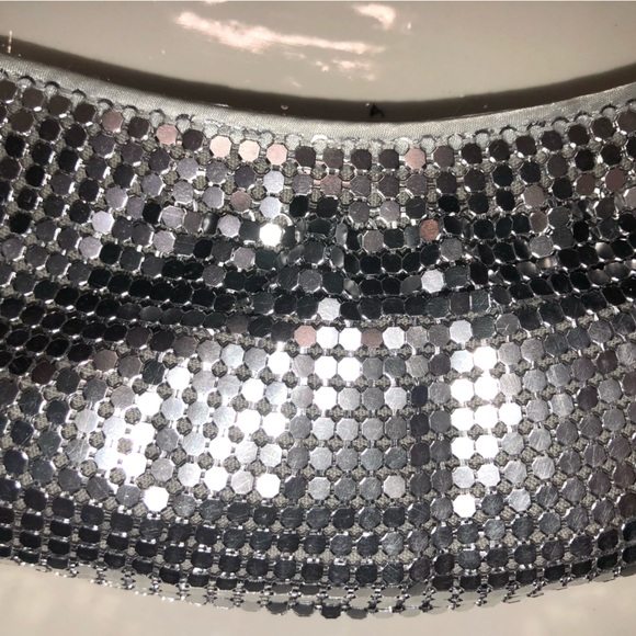 VINTAGE SILVER MESH EVENING BAG PURSE CLUTCH SILVER CHAIN STRAP NEW SATIN LINED - Picture 4 of 5